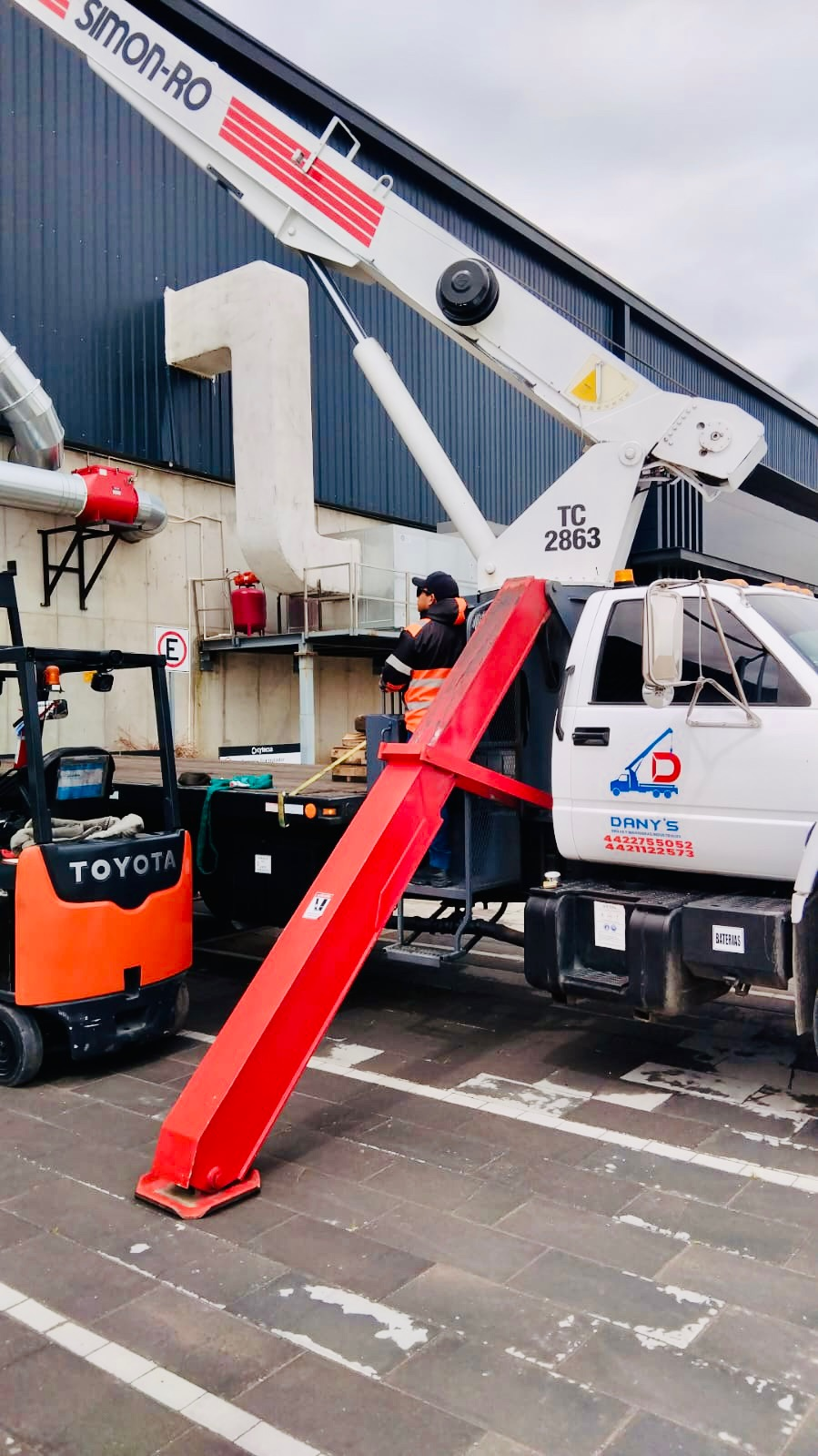 Grúa Titán de 14 toneladas en servicio industrial